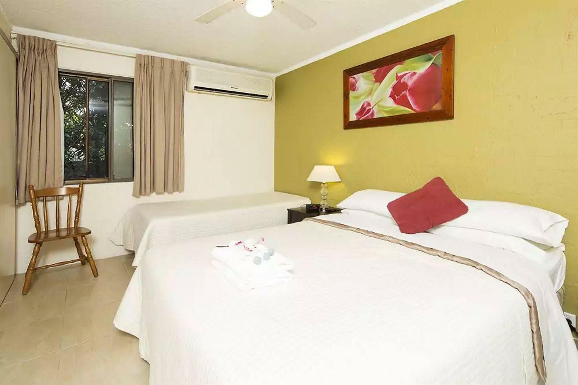 Burleigh Palms Holiday Apartments ゴールドコースト エクステリア 写真